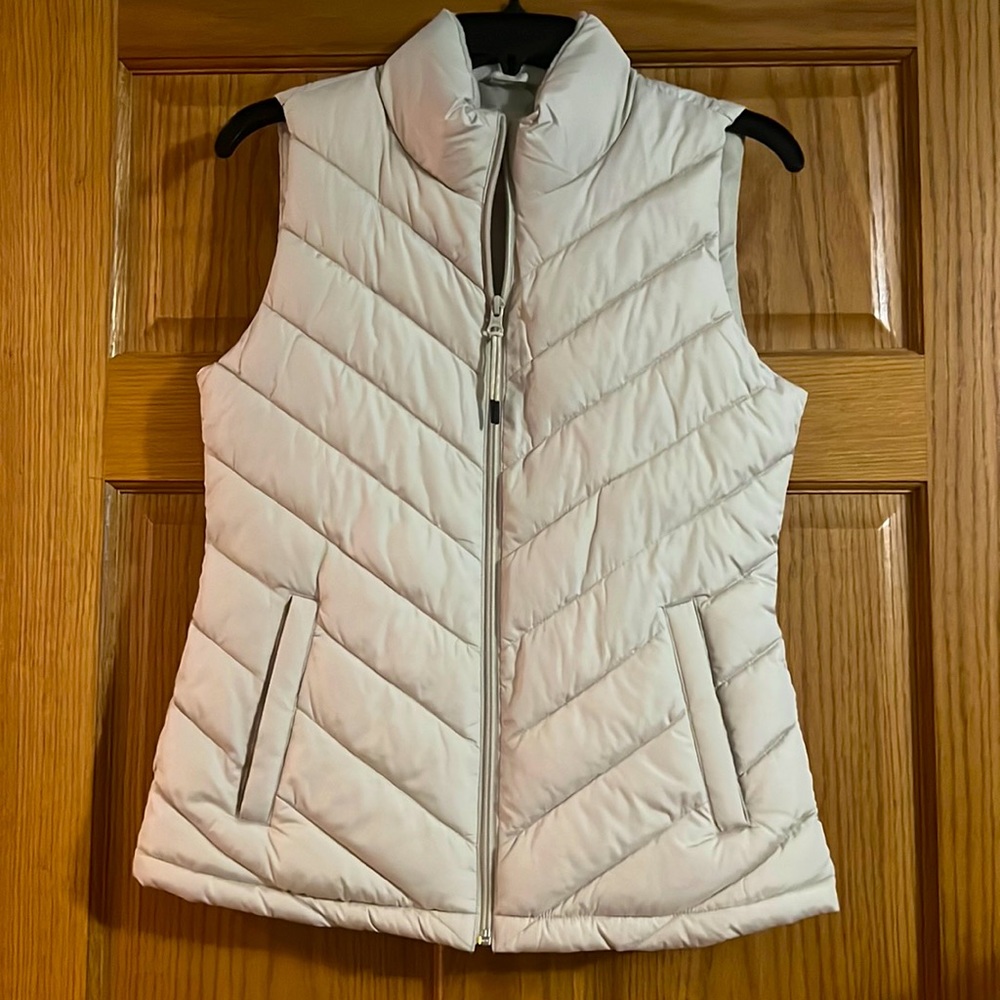 GAP puffer vest cream color size XS.